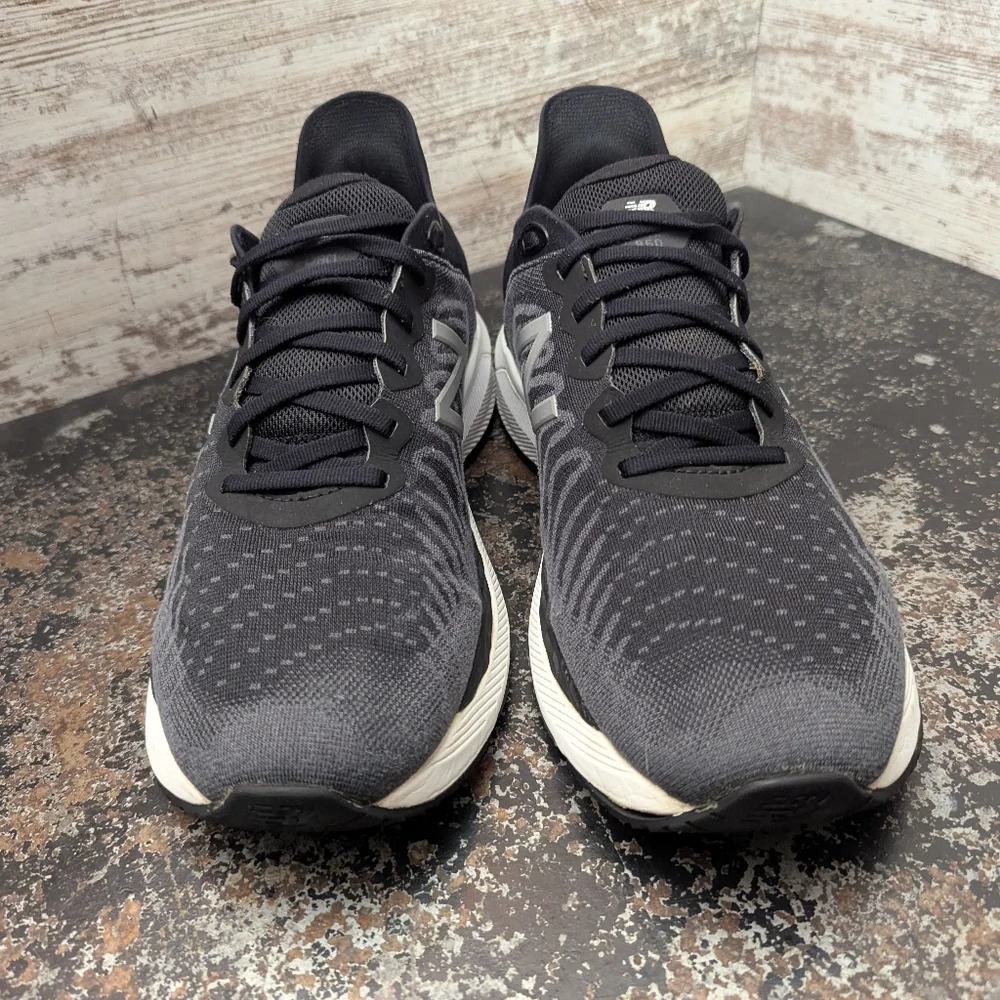 New Balance Men's Black and White Athletic Trainer
